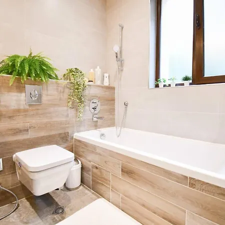 Will New Modern & Spacious Apt! Apartman